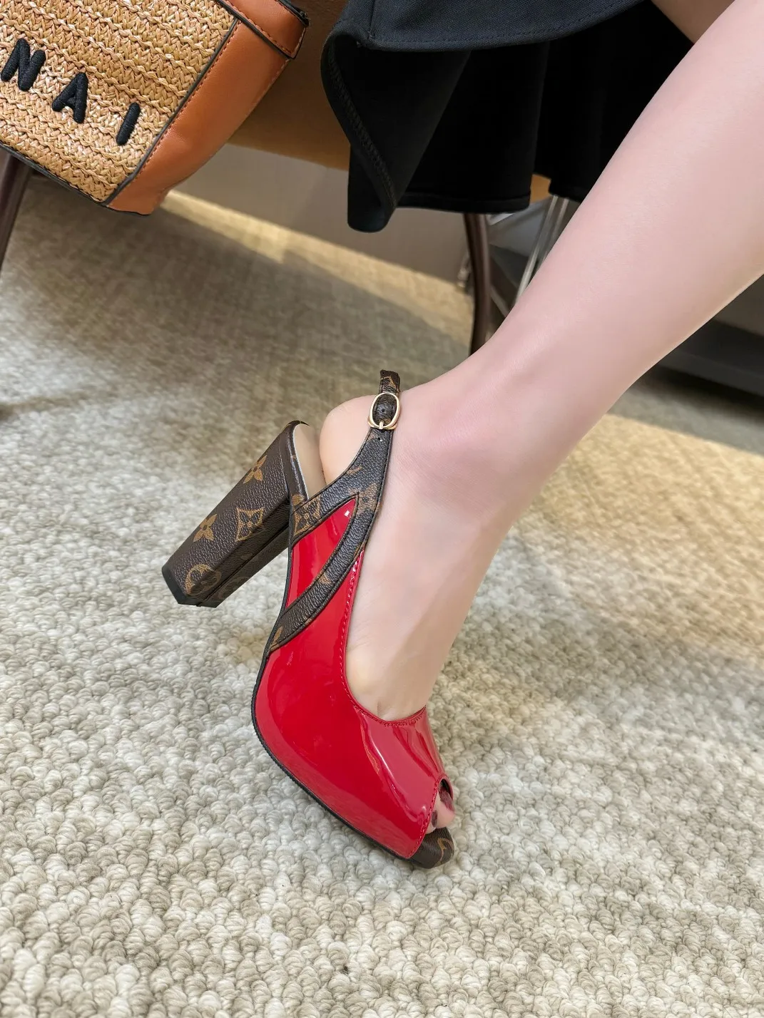 👟👟Ex-factory price 400👟👟 Louis Vuitton Louis Vuitton, 2025 high-heeled sandals, modern and fashionable in one! Release a powerful aura like a queen and capture everyone's attention instantly! Fabric: LV classic presbyopia + patent leather Lining/foot pads: imported lambskin Heel height 9.5cm; Front platform: 1.5cm Code number: 35-41